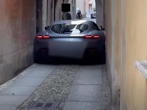 Une Ferrari coincée entre les murs d’une ruelle très étroite (Vidéo)